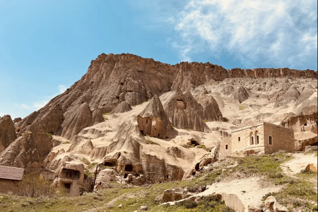 A wide landscape of conical rock structures and steep valleys reminiscent of sci-fi alien environments show in Star Wars: Episode I – The Phantom Menace. 